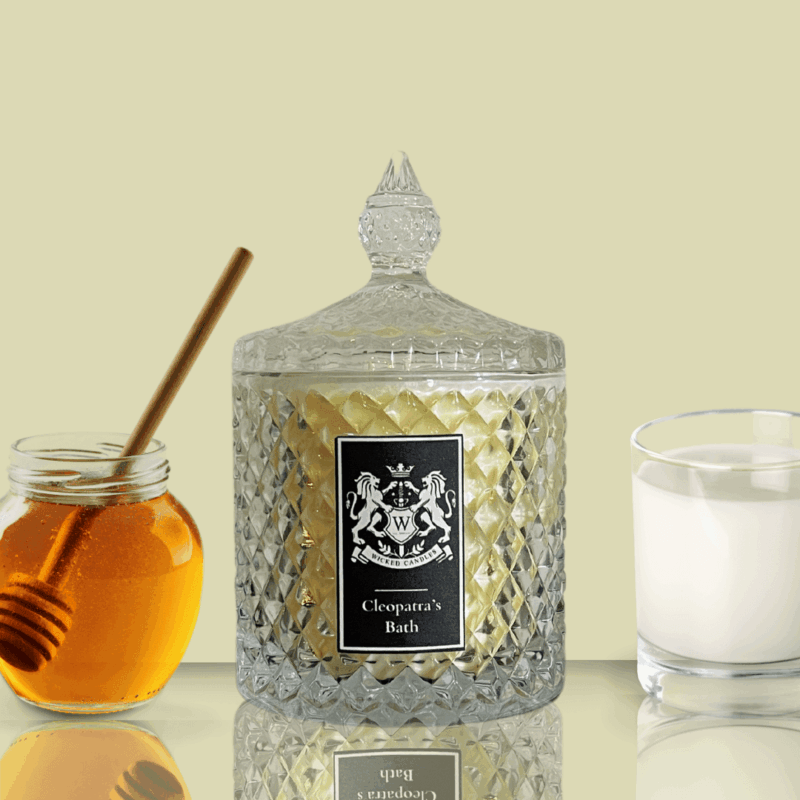 wicked candles cleopatra' bath Αρωματικό κερί σόγιας με άρωμα μελιού και γάλακτος σε γυάλινο βάζο – ιδανικό για χαλάρωση και cozy ατμόσφαιρα
