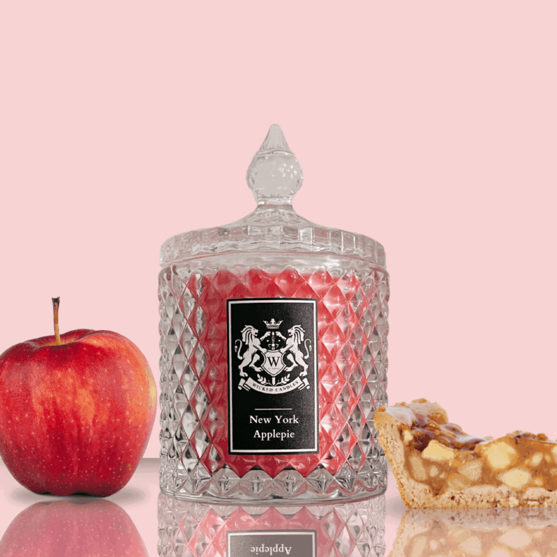 wicked candles Αρωματικό κερί σόγιας New York Applepie σε γυάλινο βάζο – με άρωμα ζεστής μηλόπιτας με κανέλα