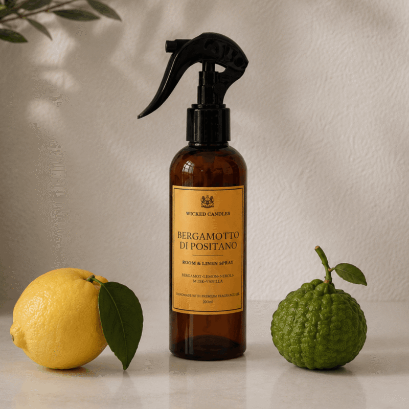 Luxury Bergamotto Di Positano Room & Linen Spray 200ml by Wicked Candles σε minimal kitchen aesthetic σκηνικό με φρέσκα λεμόνια και περγαμόντο, αρωματικό χώρου και υφασμάτων με bergamot, lemon, neroli, musk και vanilla