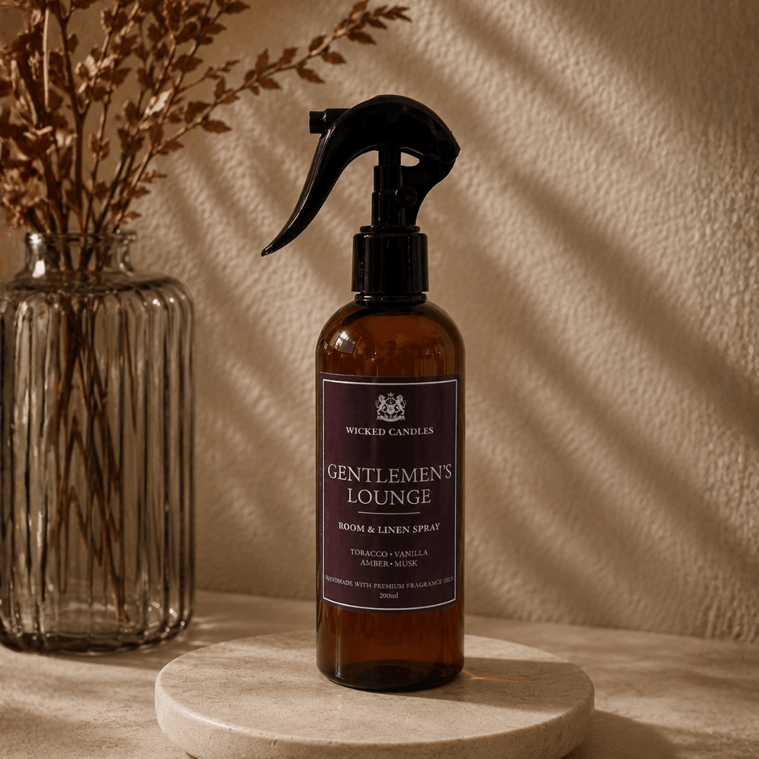 Gentlemen's Lounge Room & Linen Spray 200ml, luxury αρωματικό χώρου και υφασμάτων της Wicked Candles με tobacco, vanilla, amber, musk και woody notes