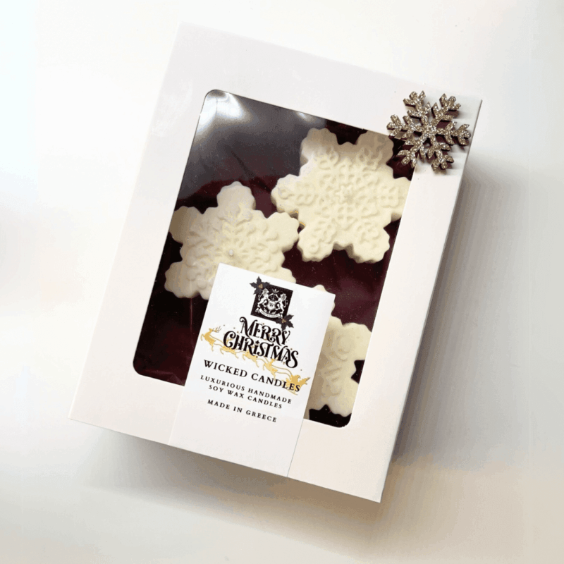 Αρωματικό κερί σόγιας Snowflakes σε γιορτινό gift box – με νότες χειμερινής φρεσκάδας και ζεστής καθαριότητας