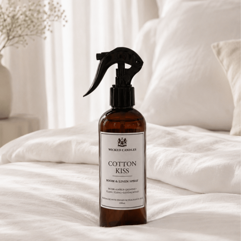 Cotton Kiss Room & Linen Spray 200ml της Wicked Candles, αρωματικό χώρου και υφασμάτων με άρωμα φρεσκοπλυμένων λευκών ειδών, musk, amber και jasmine