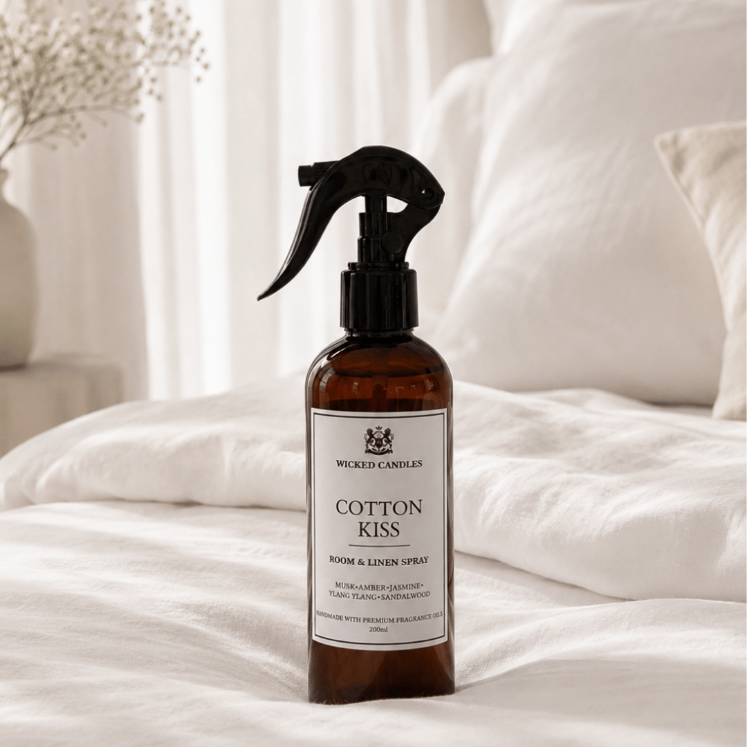 Cotton Kiss Room & Linen Spray 200ml της Wicked Candles, αρωματικό χώρου και υφασμάτων με άρωμα φρεσκοπλυμένων λευκών ειδών, musk, amber και jasmine