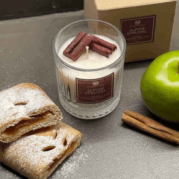 Wicked Candles Alpine Strudel – αρωματικό κερί σόγιας με άρωμα μήλου, βανίλιας, κανέλας και σφολιάτας
