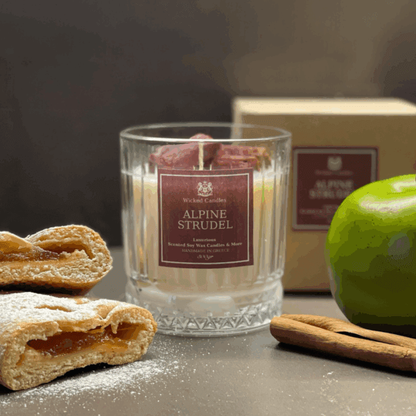 Wicked Candles Alpine Strudel – αρωματικό κερί σόγιας με άρωμα μήλου, βανίλιας, κανέλας και σφολιάτας
