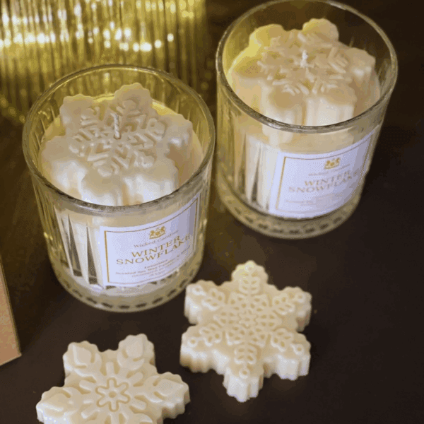 Winter Snowflake Wicked Candles χειροποίητο αρωματικό κερί σόγιας με χιονονιφάδα στην επιφάνεια και αρώματα πορτοκάλι, τζίντζερ, λεμόνι και βανίλια"