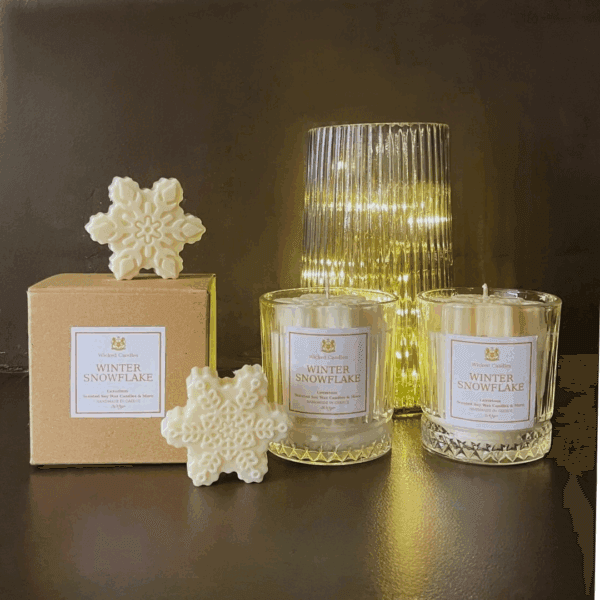 Winter Snowflake Wicked Candles χειροποίητο αρωματικό κερί σόγιας με χιονονιφάδα στην επιφάνεια και αρώματα πορτοκάλι, τζίντζερ, λεμόνι και βανίλια"