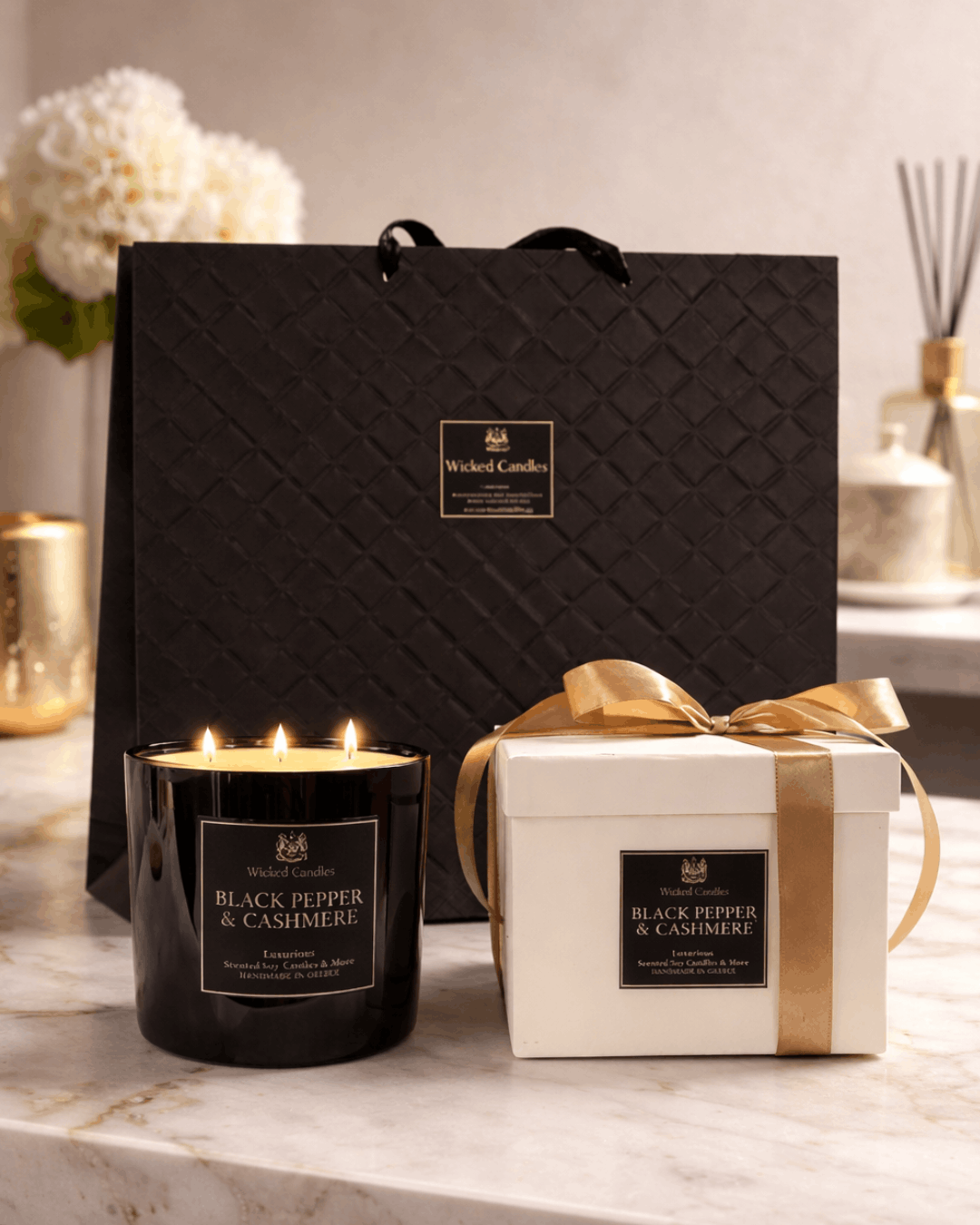 Luxury αρωματικό κερί Black Pepper & Cashmere με συσκευασία δώρου Wicked Candles σε premium elegant χώρο