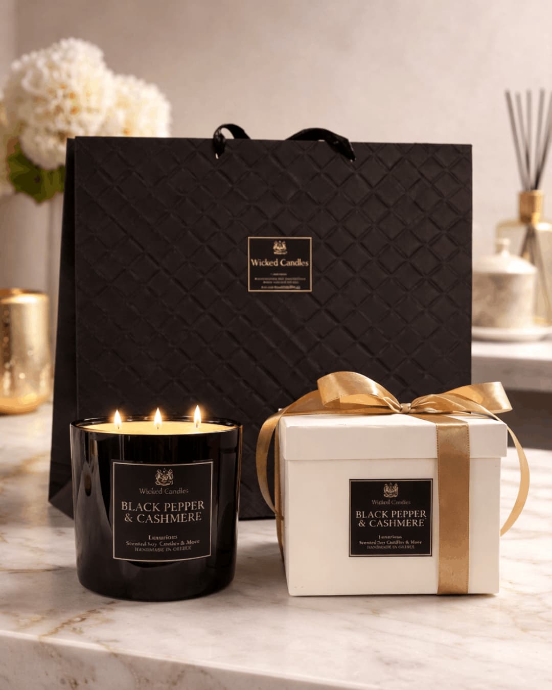 Luxury αρωματικό κερί σόγιας Black Pepper & Cashmere της Wicked Candles με premium συσκευασία δώρου, χειροποίητο scented candle με νότες μαύρου πιπεριού, cashmere και ξύλων, elegant luxury candle για cozy ατμόσφαιρα και πολυτελή διακόσμηση χώρου.