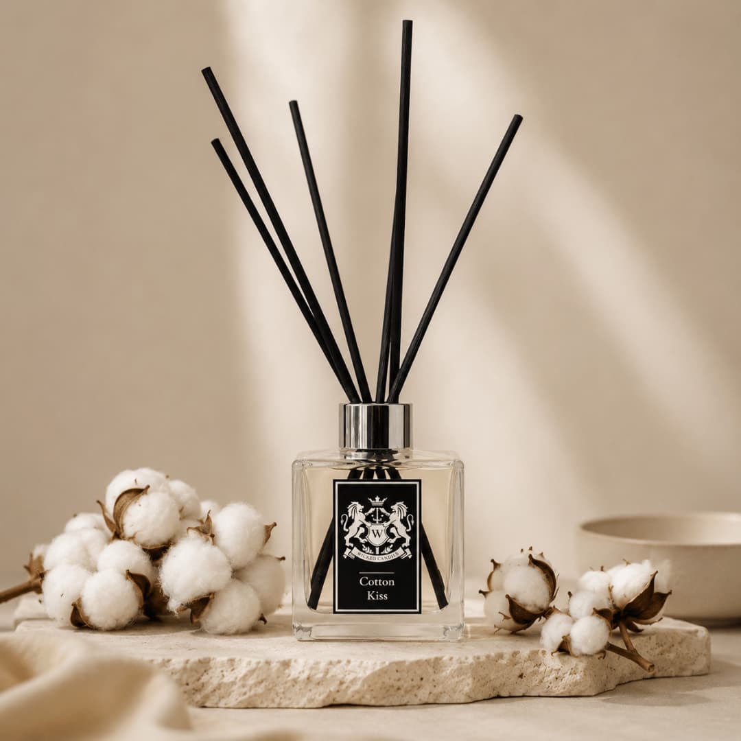 **Luxury reed diffuser Cotton Kiss της Wicked Candles με premium άρωμα καθαριότητας και βαμβακιού, αρωματικό χώρου με στικς σε minimal elegant αισθητική για cozy και πολυτελή ατμόσφαιρα σπιτιού.