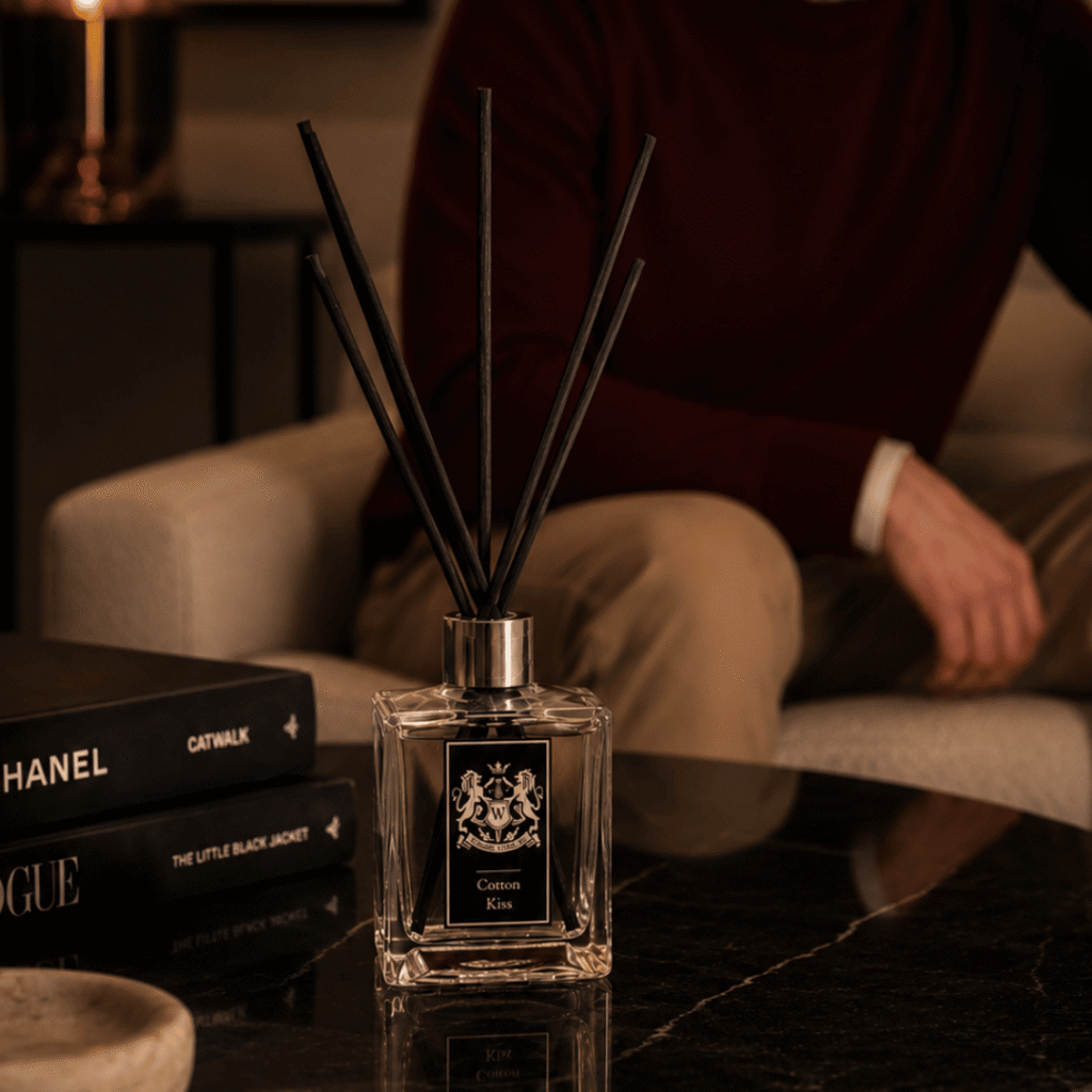 Reed diffuser Wicked Candles σε κομψό σαλόνι για σταθερό άρωμα χώρου