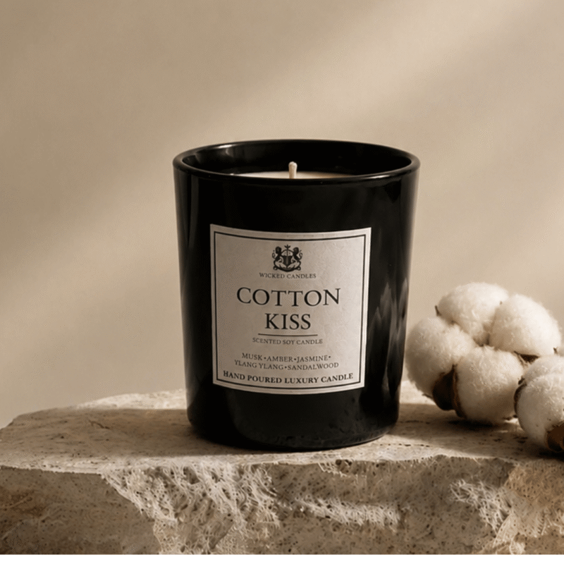Luxury Cotton Kiss αρωματικό κερί σόγιας της Wicked Candles με νότες musk, amber, jasmine, ylang ylang και sandalwood σε glossy μαύρο βάζο