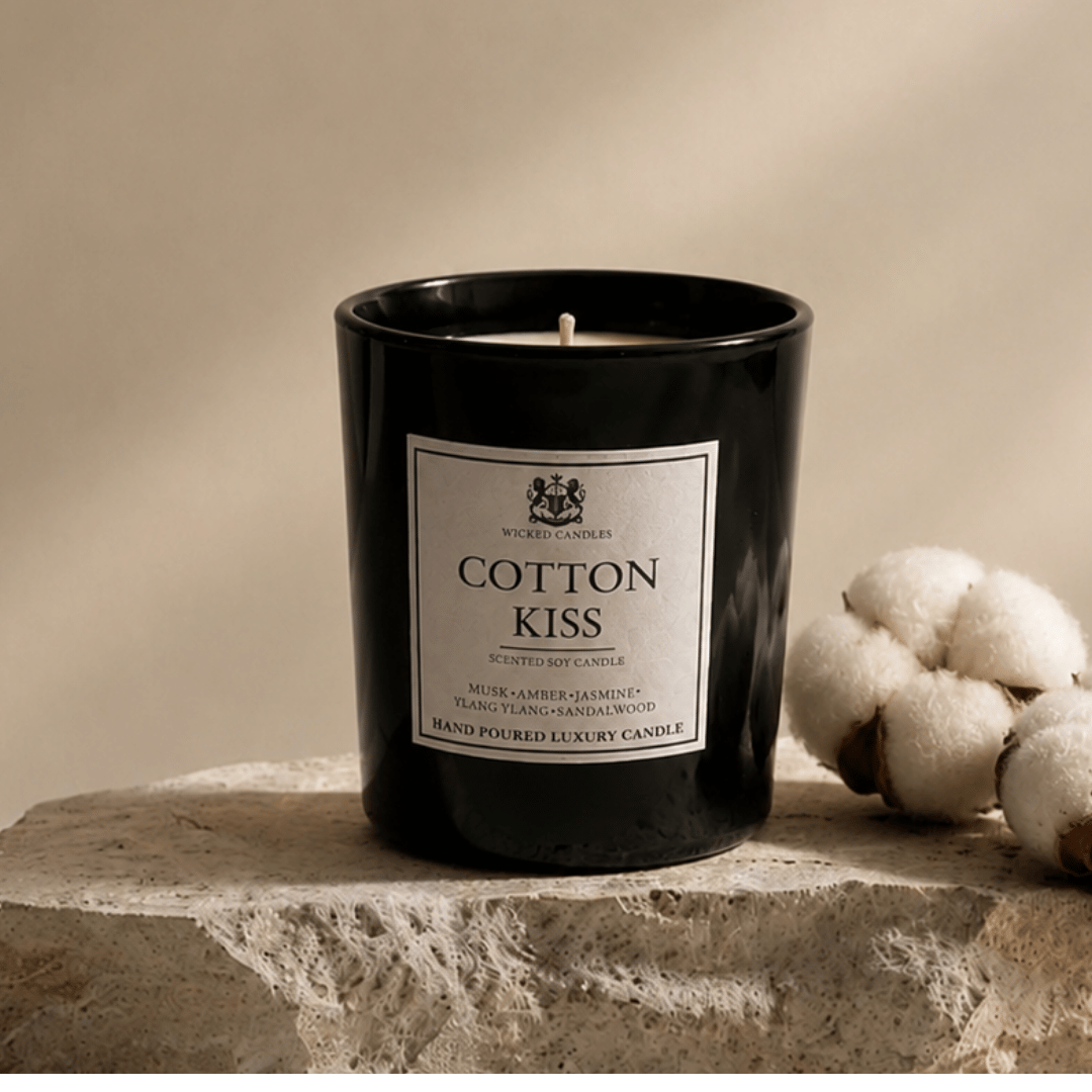 Luxury Cotton Kiss αρωματικό κερί σόγιας της Wicked Candles με νότες musk, amber, jasmine, ylang ylang και sandalwood σε glossy μαύρο βάζο