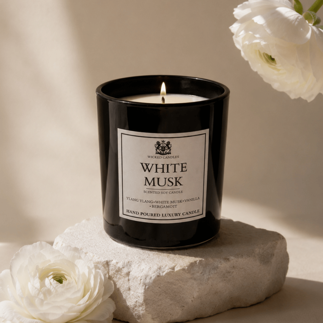 Luxury White Musk αρωματικό κερί σόγιας της Wicked Candles με νότες white musk, vanilla, bergamot και ylang ylang σε glossy μαύρο βάζο