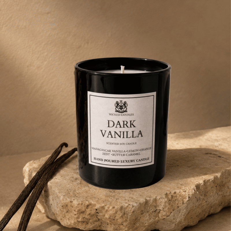 Luxury Dark Vanilla αρωματικό κερί σόγιας της Wicked Candles με νότες βανίλια Μαδαγασκάρης, λεμόνι, πορτοκάλι και καραμέλα βουτύρου σε glossy μαύρο βάζο