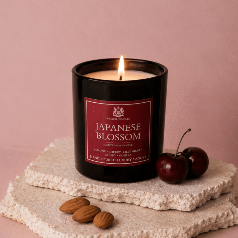 Luxury Japanese Blossom αρωματικό κερί σόγιας της Wicked Candles με νότες almond, cherry, lily, rose και vanilla σε glossy μαύρο βάζο