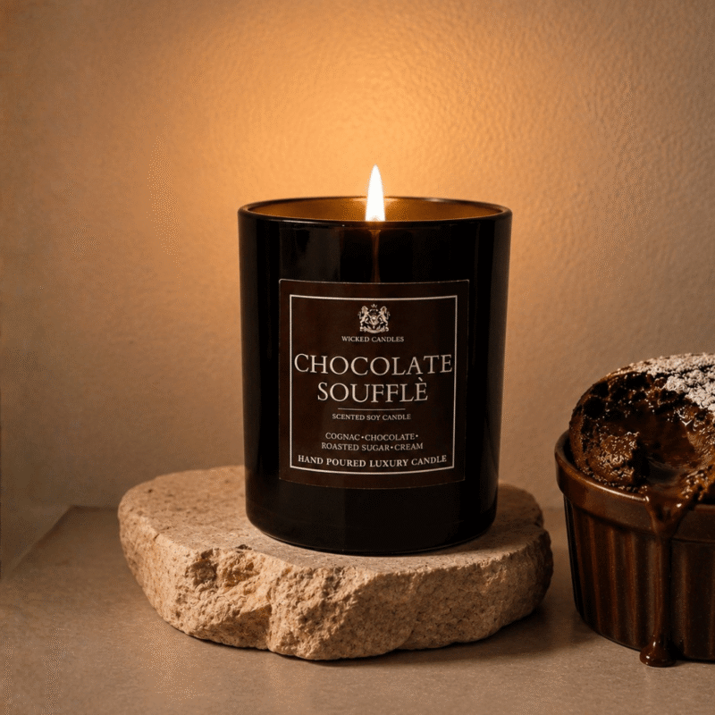 Luxury αρωματικό κερί σόγιας Chocolate Soufflé της Wicked Candles με φλόγα και minimal aesthetic background με σουφλέ σοκολάτας
