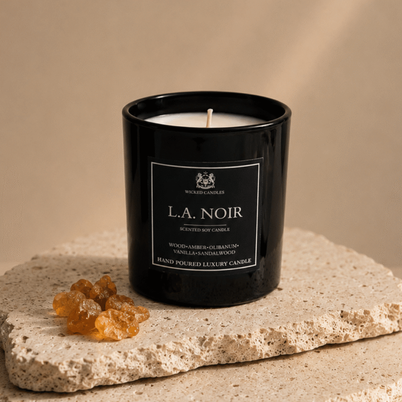 Luxury αρωματικό κερί σόγιας L.A. Noir της Wicked Candles με νότες ξύλου, κεχριμπάρι, λιβάνι, βανίλιας. amber, olibanum και σανταλόξυλου σε minimal dark aesthetic σαλόνι