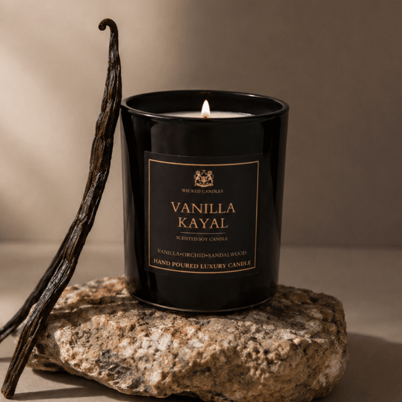 Vanilla Kayal αρωματικό κερί σόγιας της Wicked Candles με νότες βανίλιας, orchid και sandalwood σε minimal μπεζ aesthetic background.