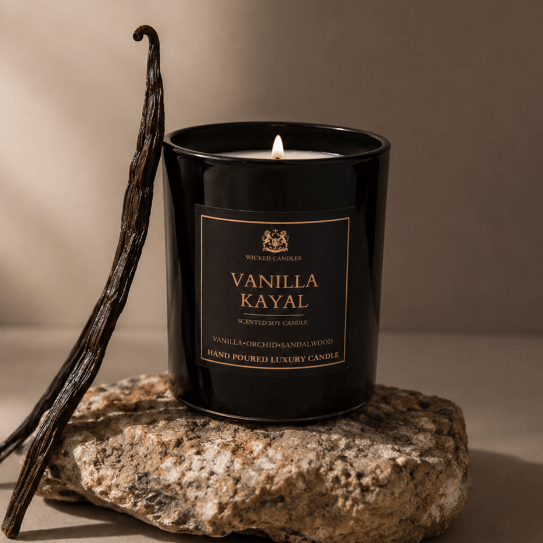 Vanilla Kayal αρωματικό κερί σόγιας της Wicked Candles με νότες βανίλιας, orchid και sandalwood σε minimal μπεζ aesthetic background.