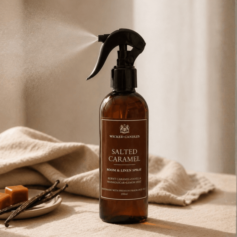 Salted Caramel Room & Linen Spray 200ml της Wicked Candles, πολυτελές αρωματικό χώρου και υφασμάτων με νότες burnt caramel, vanilla Madagascar και lemon zest